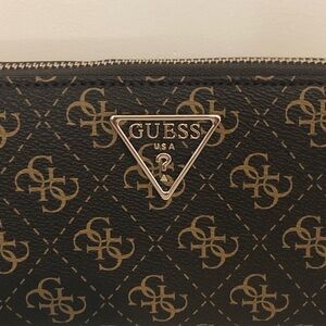 Guess wristlet NWOT